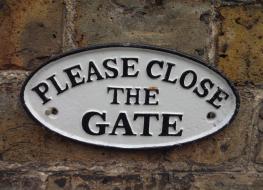 Close the gate sign-white